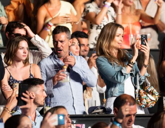 Antonio Banderas, sa fille Stella et sa compagne, Nicole Kimpel, en plein concert de Luis Fonsi le 22 août 2022