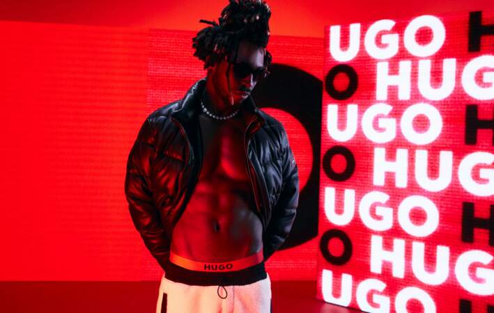 Le rappeur guyano-américain SAINt JHN pose pour la campagne #HugoYourWay (Automne-Hiver 2022)
