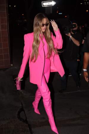 Khloe Kardashian est une femme fatale avec son blazer à épaulettes  et ses cuissardes à talons aiguilles rose !