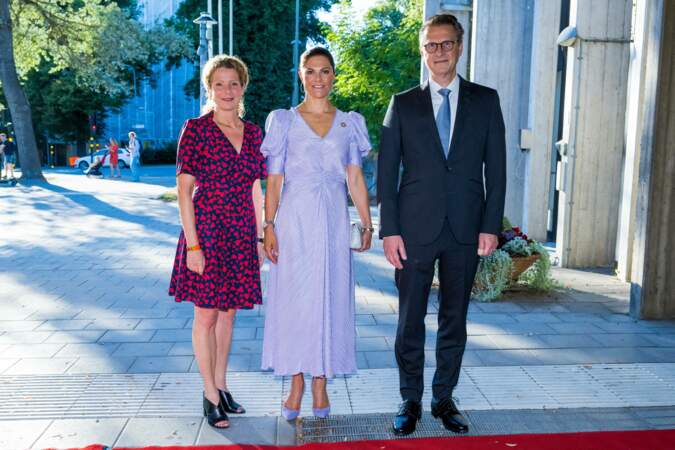 La princesse Victoria de Suède,  entourée de la journaliste Cecilia Benkö et de Staffan Becker, le directeur de concert où était organisé le festival de la mer Baltique à Stockholm (Suède) le 25 août 2022