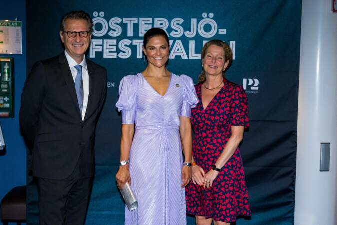 La princesse Victoria de Suède,  aux côtés de la journaliste Cecilia Benkö et de Staffan Becker, le directeur de concert où était organisé le festival de la mer Baltique à Stockholm (Suède) le 25 août 2022.