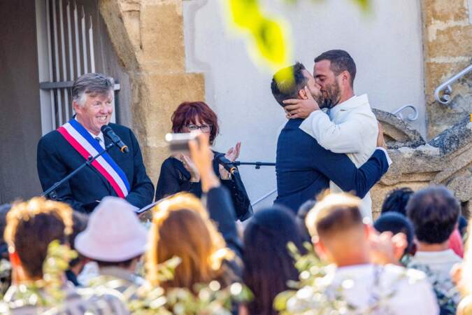Simon Porte Jacquemus embrasse son mari Marco Maestri - Mariage de Simon Porte Jacquemus et Marco Maestri à Charleval, France, le 27 août 2022.