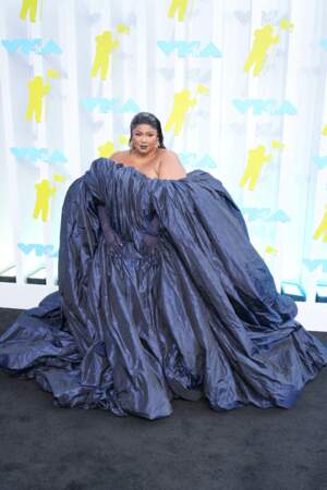 Lizzo porte une robe couture surdimensionnée Jean Paul Gaultier printemps/été 2022 aux Video Music Awards, le 28 août 2022.
