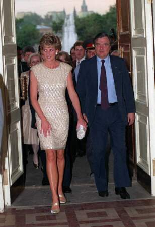 Lady Diana dans une robe moulante dorée à Moscou, le 16 juin 1995