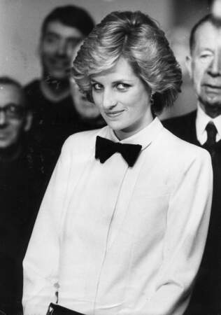 Lady Diana a osé le nœud papillon lors d'un dîner, le 29 avril 1985