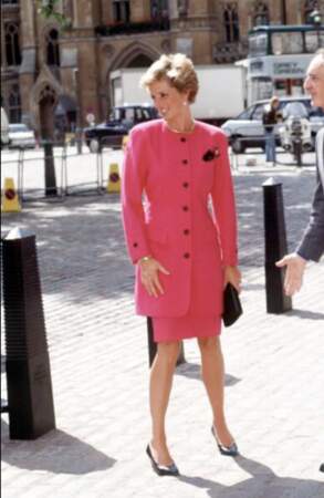 La princesse Diana en tailleur rose fuchsia à Westminster, le 1er janvier 1990