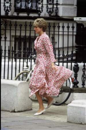 La princesse Diana porte une robe longue rouge à imprimé floral , le 1er juillet 1992.
