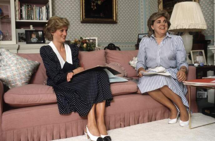 La princesse Diana en robe longue bleu marine et col blanc au Palais de Kensington, en 1985.