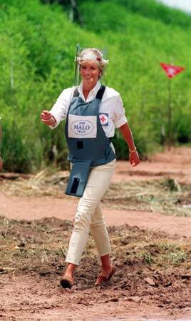 Lady Diana en visite sur un champ de mines à Dirico en Angola, le 15 janvier 1997