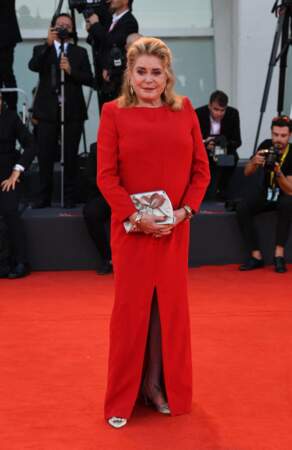 Catherine Deneuve en robe longue fendue Saint Laurent Paris pour la soirée d'ouverture du 79 ème festival international du film de Venise. Le 31 août 2022.