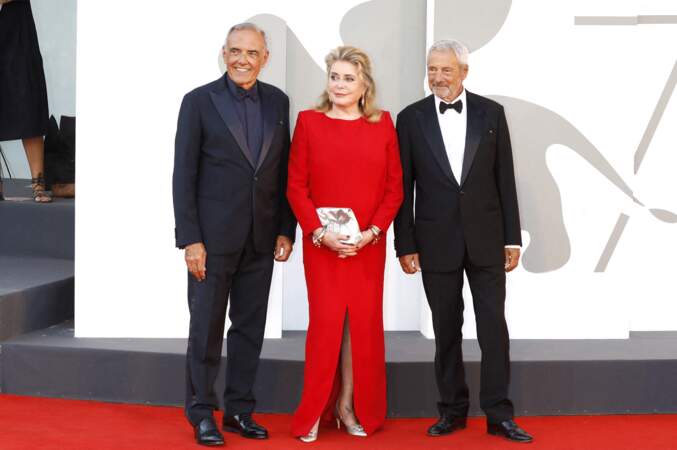 Alberto Barbera (directeur de la Mostra), Catherine Deneuve (Lion d'Or d'honneur) et Roberto Cicutto  
