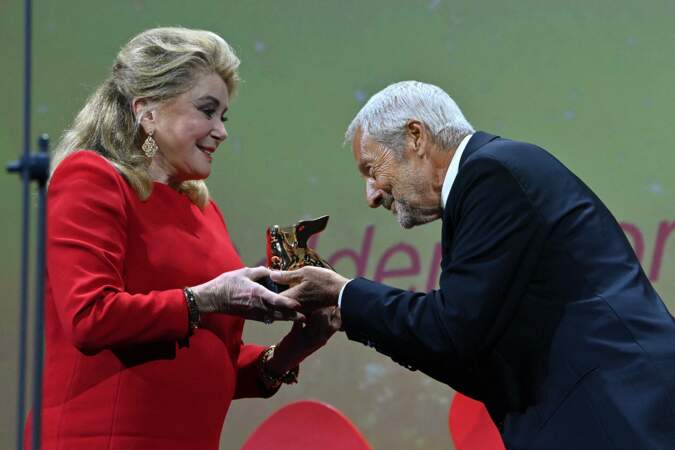 Catherine Deneuve a reçu un Lion d'Or d'honneur des mains de Roberto Cicutto, le 31 août 2022.  
