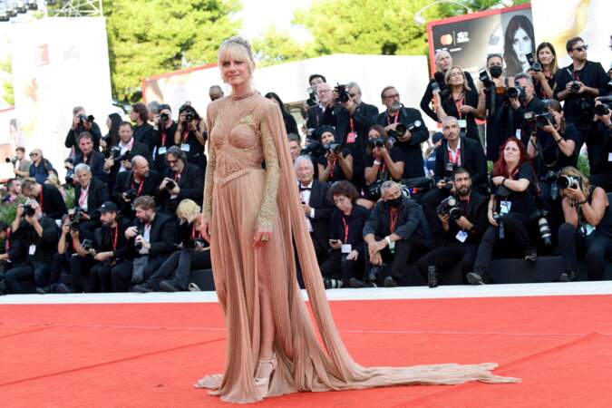 L'actrice et réalisatrice Mélanie Laurent est apparue à la cérémonie d'ouverture du festival international de Venise vêtue d'une robe aérienne et fendue sur le côté.