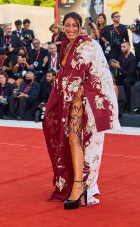 Une robe kimono matelassée et en plus de cela... fendue ! L'actrice et fondatrice de l'association Diversity, Francesca Vecchioni, a joué la carte de l'originalité, le 31 août 2021.