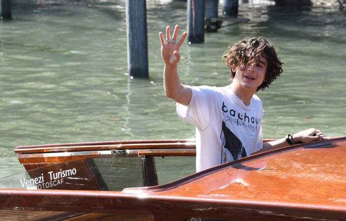 Timothée Chalamet quitte le photocall du film "Bones and All" en bateau-taxi lors du 79 ème festival international du film de Venise. Le 2 septembre 2022.