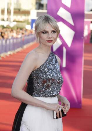 Lucy Boynton a opté pour une robe asymétrique pour fouler le tapis rouge du Festival de Deauville, vendredi 2 septembre