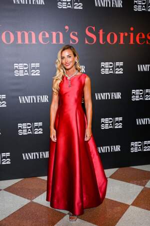 Beatrice Venezi est apparue dan une longue robe rouge et en terrain conquis à la Mostra de Venise, ce samedi 3 septembre.