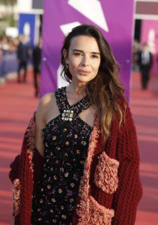 Comme de nombreuses célébrités, Elodie Bouchez a choisi de s'habiller en Chanel sur le tapis rouge du Festival de Deauville