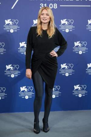Virginie Efira en robe noire Balenciaga pour la Mostra de Venise, dimanche 4 septembre