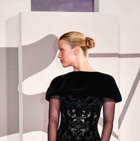Mia Goth porte le chignon volumineux et cheveux plaqués à la Mostra de Venise 2022, le 3 septembre. 