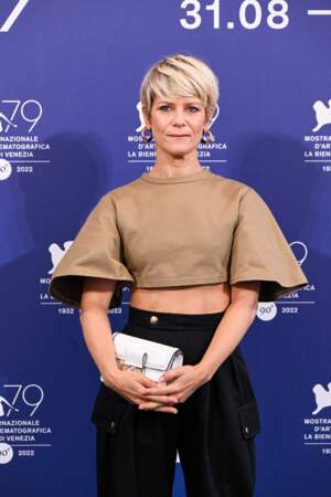 Marina Foïs porte un t-shirt court Louis Vuitton à la Mostra de Venise, le 2 septembre 2022. 