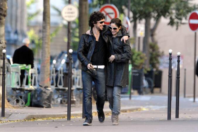 Marie Gillain et Christophe D'Esposti dans les rues de Paris, en novembre 2008, quelques mois après le début de leur idylle.