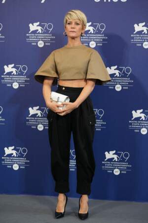 Marina Foïs affiche fièrement son ventre à l'occasion de la 79ème édition du festival du film de Venise, le 2 septembre 2022. 