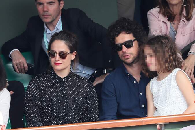 Marie Gillain, son compagnon Christophe D'Esposti et leur fille Vega dans les tribunes de Roland Garros le 9 juin 2018.