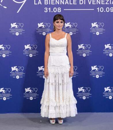 Penélope Cruz en robe à dentelle blanche à la Mostra de Venise, le 6 septembre 2022. 