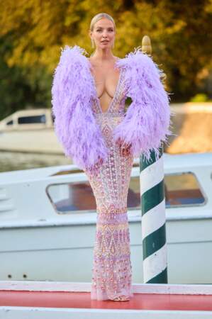 Leonie Hanne et sa robe à décolleté plongeant et manches à plumes à la Mostra de Venise, le 6 septembre 2022. 