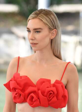 Vanessa Kirby et son ensemble rouge de la marque Valentino Couture - collection automne/hiver 2022. 
