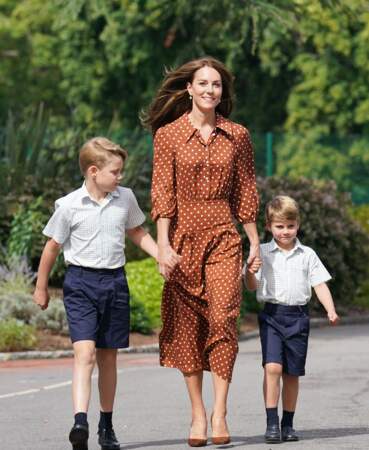 Kate Middleton, maman attentionnée et radieuse, avec George et Louis pour leur rentrée dans leur nouvelle école.