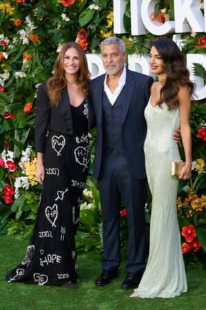 Julia Roberts, George Clooney et sa femme Amal Clooney assistent à l'avant-première du film "Ticket to Paradise" à Londres, le 7 septembre 2022.