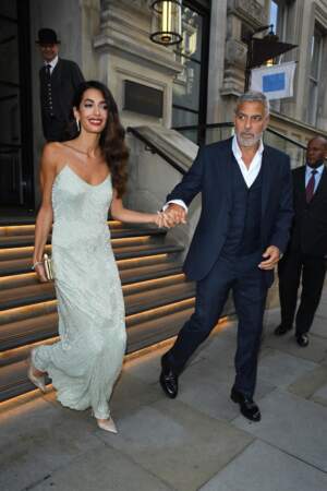 George Clooney et sa femme Amal Clooney sont plus complices que jamais à l'avant-première du film "Ticket to Paradise" à Londres.