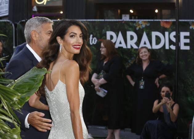 Amal Clooney brille de mille feux à l'avant-première du film "Ticket to Paradise" à Londres, le 7 septembre 2022.