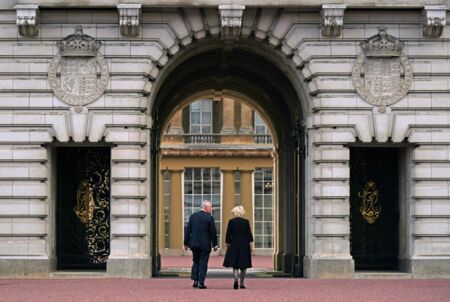 Le roi Charles III et son épouse Camilla se sont ensuite dirigés dans l'enceinte de Buckingham Palace, à Londres, le 9 septembre 2022.