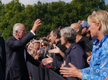 Plusieurs milliers de personnes attendaient le nouveau roi Charles III et son épouse Camilla, à leur arrivée au palais de Buckingham, à Londres, le 9 septembre 2022.