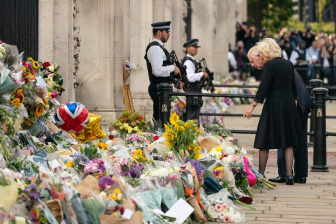 Le roi Charles III et son épouse Camilla ont été émus de voir les nombreux hommages et bouquets déposés devant Buckingham Palace, à Londres, le 9 septembre 2022.