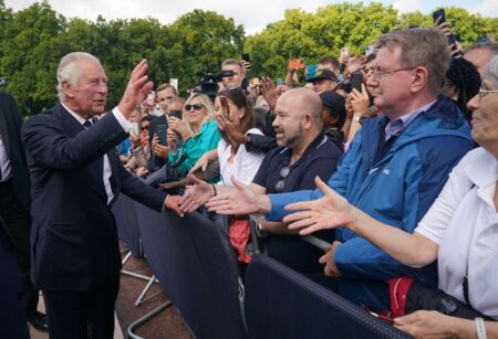 Le roi Charles III a également pris le temps d'échanger avec les Britanniques présents, devant le palais de Buckingham Palace, à Londres, le 9 septembre 2022.