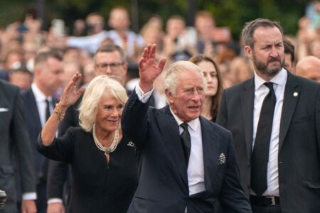 Le roi Charles III et son épouse Camilla ont salué la foule présente, devant Buckingham Palace, à Londres, le 9 septembre 2022.