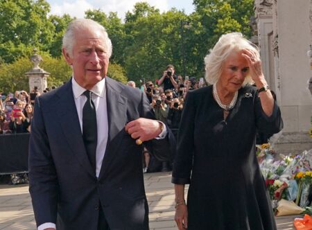 Le roi Charles III et son épouse Camilla, ont été acclamés lors de leur arrivée à Buckingham Palace, à Londres, le 9 septembre 2022.