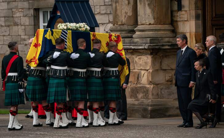 Le cercueil de la reine Elisabeth II arrive à Edimbourg, le 11 septembre 2022