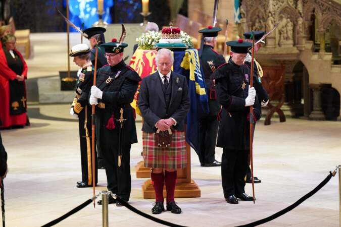 Le roi Charles III d'Angleterre s'est recueilli devant le cercueil de sa mère Elizabeth II, à Edimbourg, le 12 septembre 2022