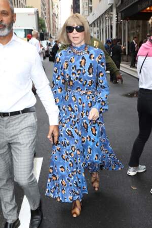 Anna Wintour et sa robe léopard colorée à la sortie du défilé "Carolina Herrera" lors de la Fashion Week de New York, le 12 septembre 2022.