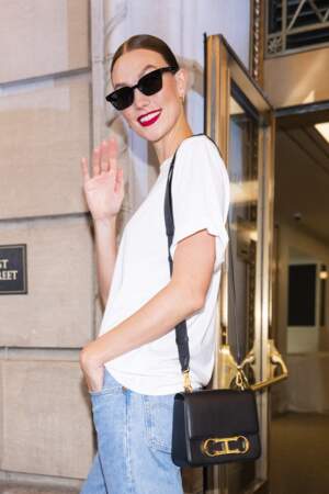 Karlie Kloss porte un sac Céline à la Fashion Week de New York, le 12 septembre 2022. 