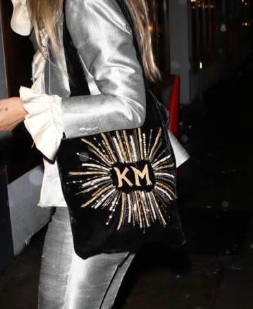 Kate Moss porte à l'épaule un tote bag qui porte ses initiales KM à New York, le 11 septembre 2022. 