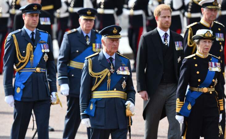 Le roi Charles III et ses fils les princes William et Harry accompagnent le cercueil d'Elizabeth II à Westminster Hall, le 14 septembre 2022