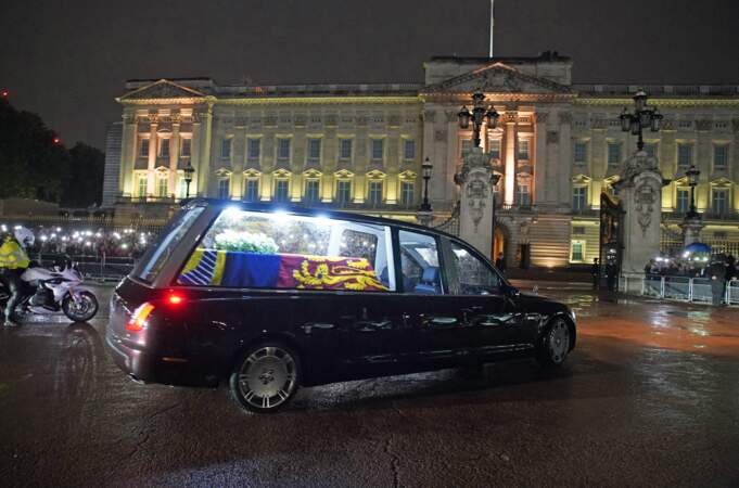 Le cercueil de la reine Elizabeth II arrive au palais de Buckingham, le 13 septembre 2022