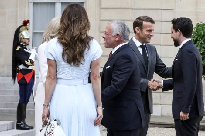 La reine Rania porte les cheveux longs et légèrement ondulés à l'Élysée à Paris, le 14 septembre 2022. 