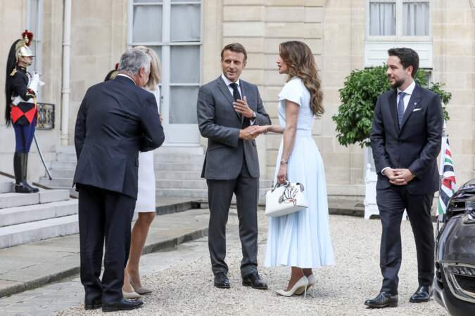 La reine Rania de Jordanie est stylée avec ses cheveux wavy à Paris, le 14 septembre 2022. 
